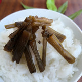 ふき山椒がごはんの上にのっている